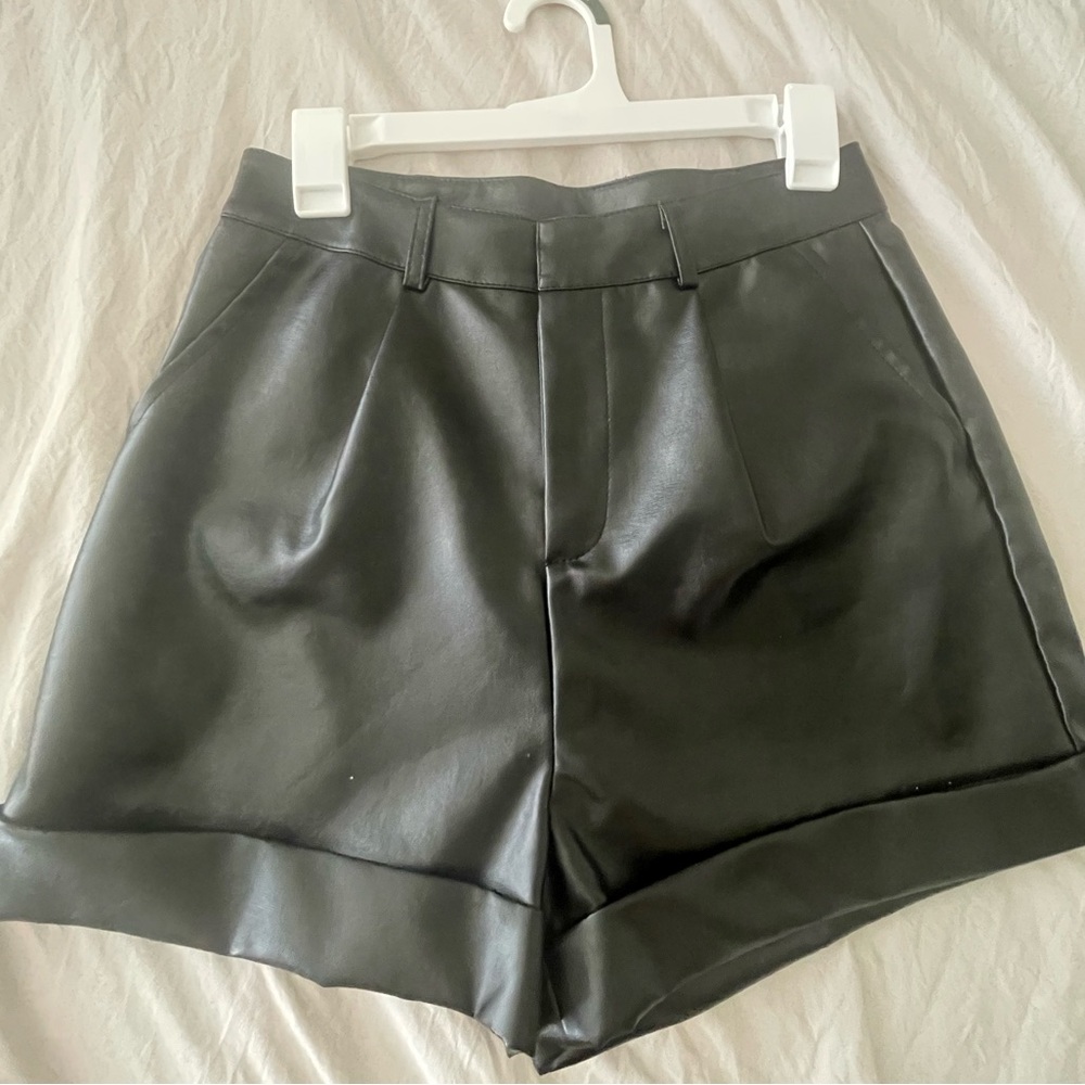 Black Leather Mom Shorts Size M Tall